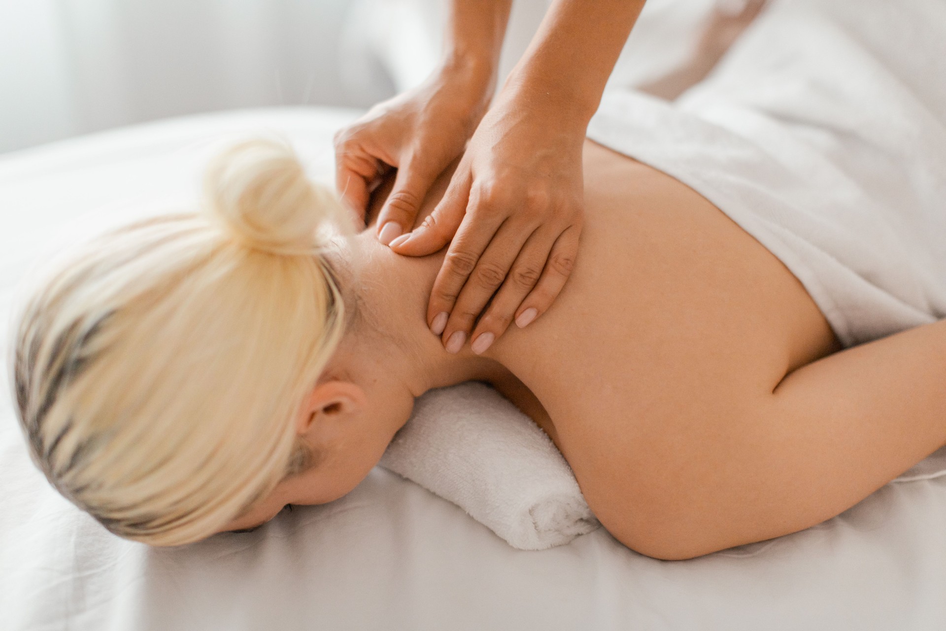 Professional Deep Tissue Massage Therapy Session for Woman Client